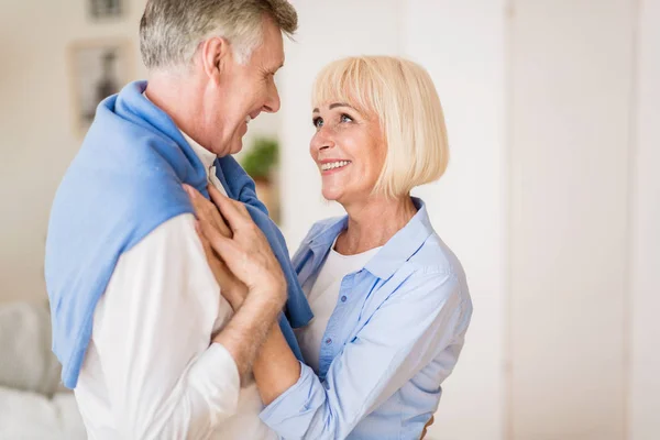 Feliz pareja de ancianos abrazando, disfrutando del tiempo en casa — Foto de Stock