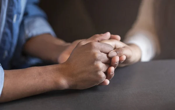 Imagen recortada de una pareja de razas mixtas enamoradas cogidas de la mano — Foto de Stock