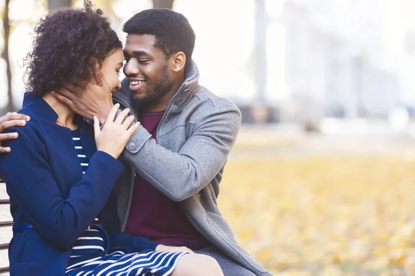 Homem africano abraçando sua mulher bonita, dizendo palavras doces — Fotografia de Stock