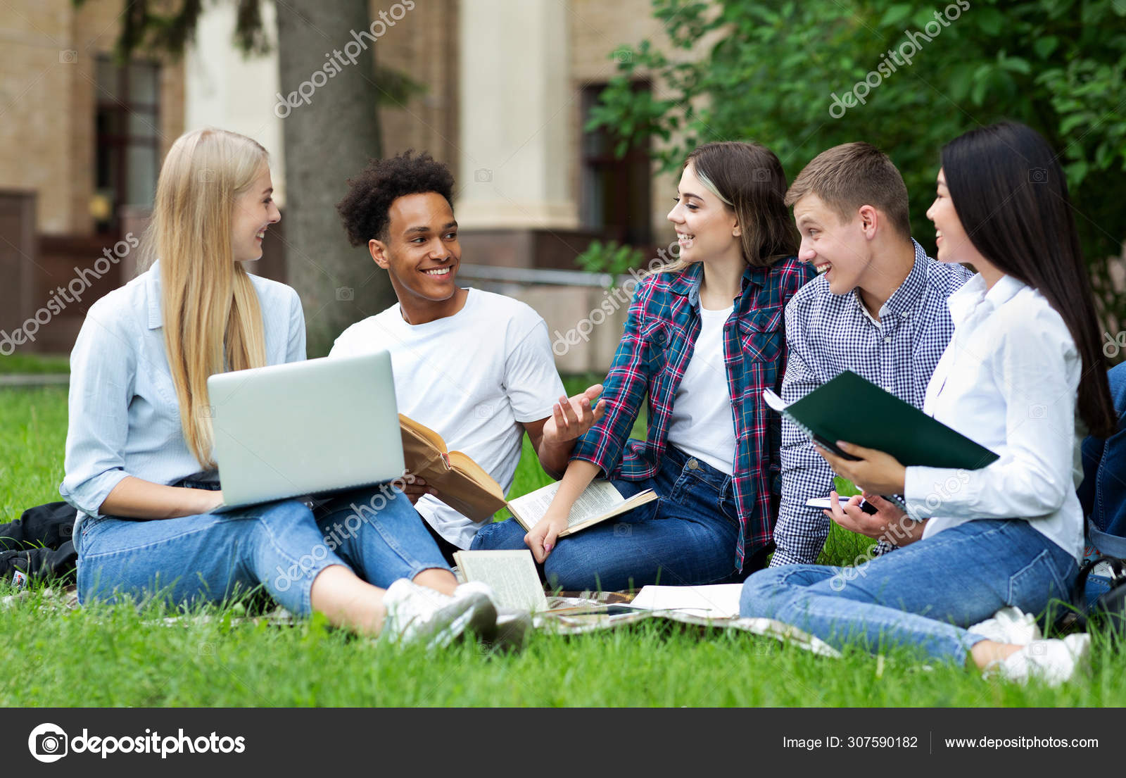 Spennende elever som hviler på campus, sitter på gress – stockfoto © Milkos  #307590182, image size:1600x1105