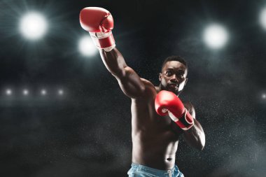 Stadyum arenada mücadele profesyonel siyah mma boksör resmi