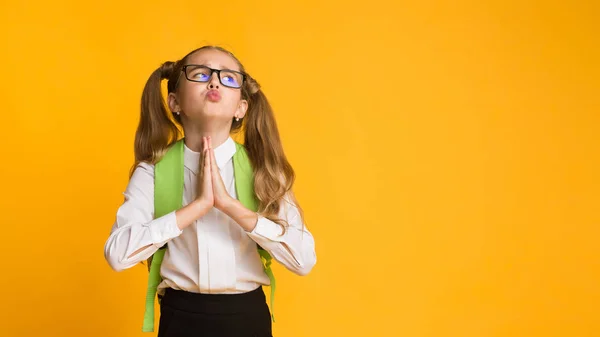 Elementary estudante menina pedindo algo orando no estúdio — Fotografia de Stock