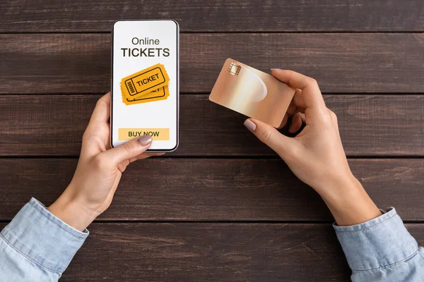 Kobieta kupuje bilety na wydarzenie za pośrednictwem aplikacji na smartfonie i karcie kredytowej — Zdjęcie stockowe