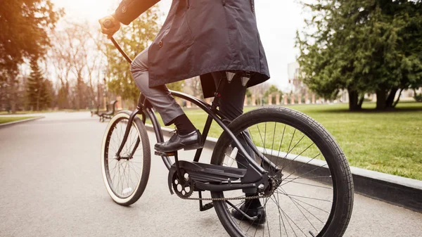 Aktywny człowiek zamierza pracować na rowerze, upraw — Zdjęcie stockowe