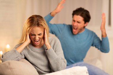 Evde Kanepede Oturan Kadına Bağıran Saldırgan Adam