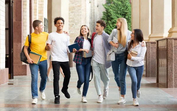 Pomyślne testy. Studenci chodzą w kampusie uniwersyteckim — Zdjęcie stockowe