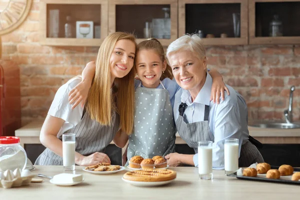 Tres generaciones familiares desayunando juntas en casa — Foto de Stock