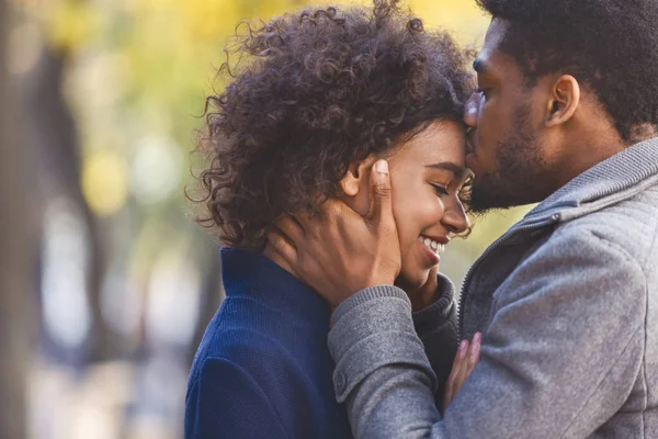 Imagem cortada de jovem casal negro apaixonado — Fotografia de Stock