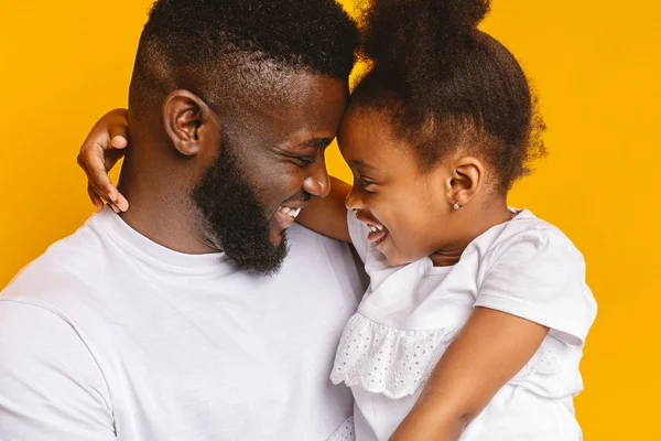 Afroamericano papá vinculación con su pequeña hija — Foto de Stock