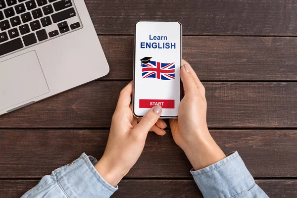 Mulher aprendendo inglês com aplicação de idioma no smartphone . — Fotografia de Stock