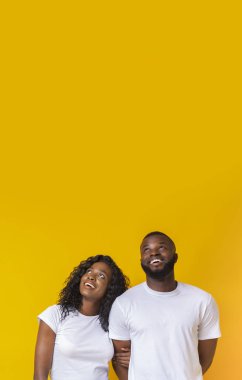 Şaşırmış Afrikalı Amerikalı erkek ve kadın yukarı bakıyor