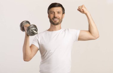 Güçlü Adam Tutan Dumbbell Beyaz Arka Plan Üzerinde Pazı gösteren