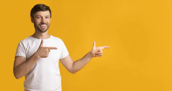 Hombre Positivo Señalando Dedos Aparte En Estudio, Panorama —  Fotos de Stock