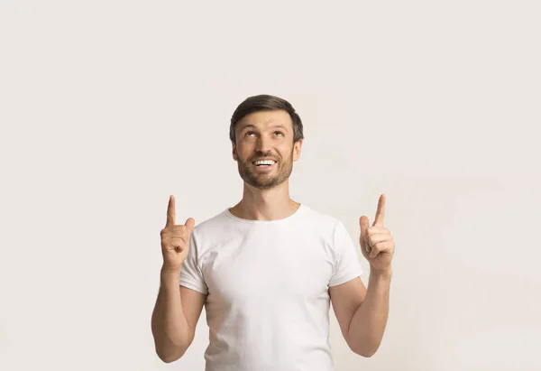 Mann zeigt mit dem Finger nach oben, weißer Hintergrund, Studioaufnahme — Stockfoto