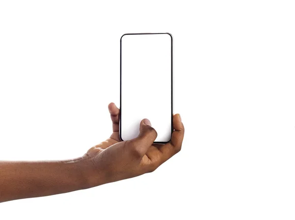 Женщина держит и трогает пустой экран смартфона большим пальцем — стоковое фото