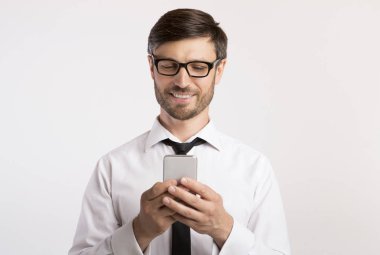 Beyaz Arka Plan Üzerinde Cep Telefonu Üzerinde Gülen Adam Mesajlaşma
