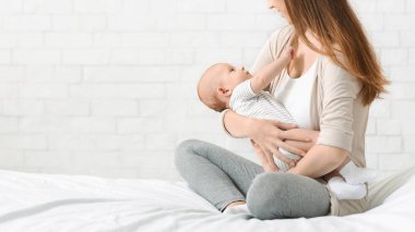 Genç anne kollarında yeni doğan bebek lulling