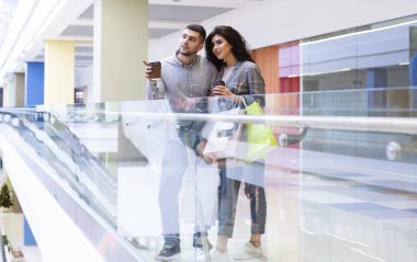 Tüketicilik kavramı. Kahve ve satın alma ile mutlu çift