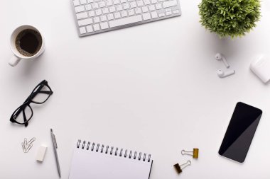 Beyaz cep telefonu, malzeme ve kahve ile Ofis masası