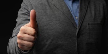 Beyaz işadamı takım elbiseli gösteriş yaptı