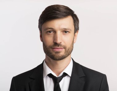 Beyaz Arka Plan Üzerinden Kameraya Bakan Takım Elbiseli İşadamı, İzole