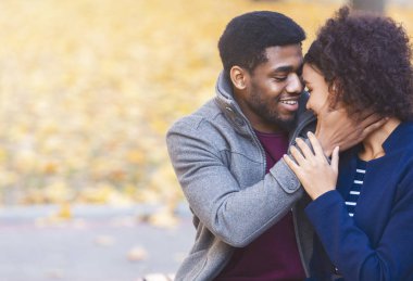 Sevgili yüzünü tutan sevgi dolu siyah adam