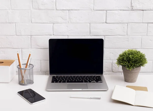 Laptop com tela preta na mesa de escritório — Fotografia de Stock