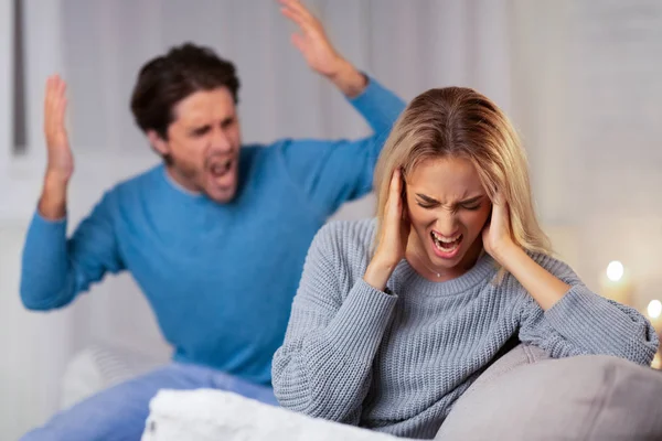 Kızgın Erkek Arkadaş Kanepede Kapalı Oturan Girlfriend Shouting