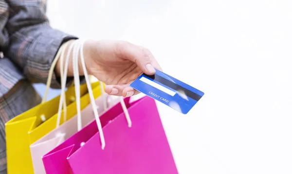 Mujer con tarjeta de crédito y coloridas bolsas de compras — Foto de Stock