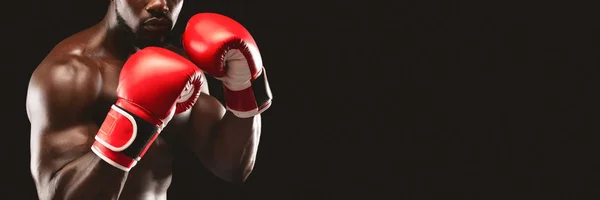 Imagem recortada de boxer preto mostrando pose defensiva — Fotografia de Stock