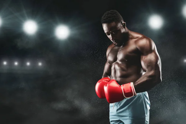 Boxeador afroamericano permaneciendo en la arena de boxeo del estadio — Foto de Stock
