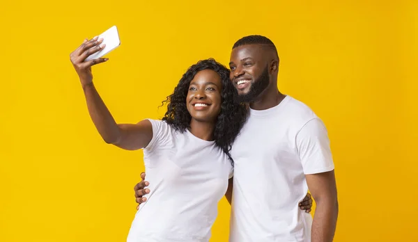 Schöne schwarze Kerl und Mädchen Selfie auf dem Smartphone — Stockfoto