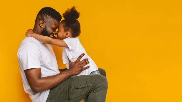 Feliz padre africano abrazándose con su linda hijita — Foto de Stock