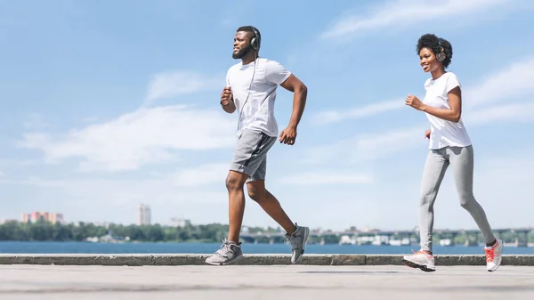 Africká americká dvojice joggingu blízko řeky v ranním — Stock fotografie