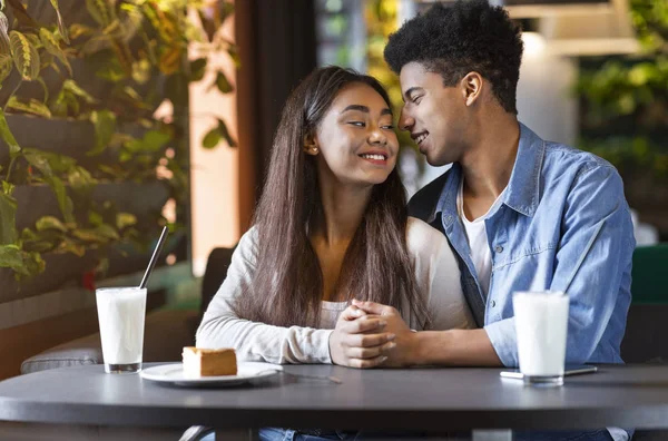 Adorable couple adolescent se tenant les mains dans le café — Photo