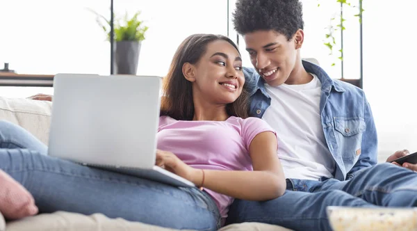 Uśmiechnięty African nastolatków przy pomocy laptop razem w Dom — Zdjęcie stockowe