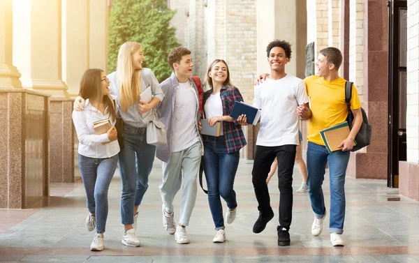 Vida de estudiantes. Amigos caminando en campus universitario — Foto de Stock