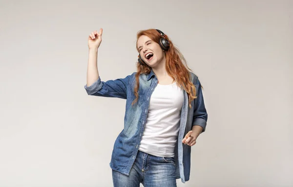 Menina adolescente energética cantando, ouvindo música favorita com fones de ouvido — Fotografia de Stock