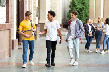 Üniversite arkadaşları kampüste mola sırasında yürüyüş