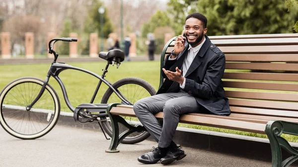 Pausa para café. Empresário sentado no banco ao lado da bicicleta — Fotografia de Stock