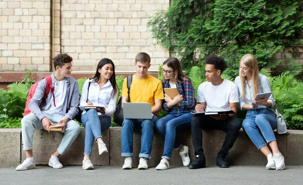 Üniversite hayatı. Kampüsteki derslere hazırlanan arkadaşlar