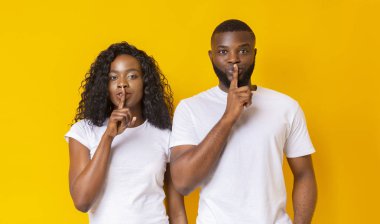 İmzala, dudaklarından forefingers tutmak sessizlik hayran siyah çift olun