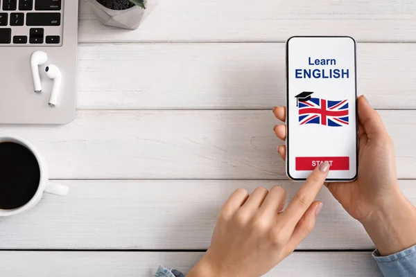 Mujer sosteniendo smartphone con aplicación para aprender inglés en pantalla —  Fotos de Stock