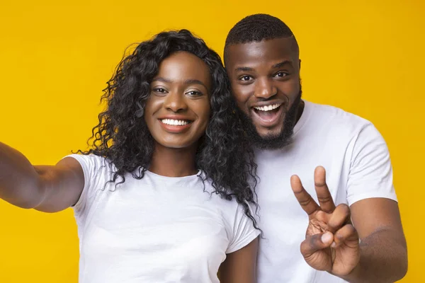 Belo casal africano sorrindo e tirando selfie — Fotografia de Stock