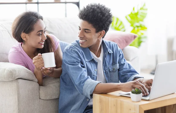 Couple adolescent enjoignant passer le week-end à la maison — Photo