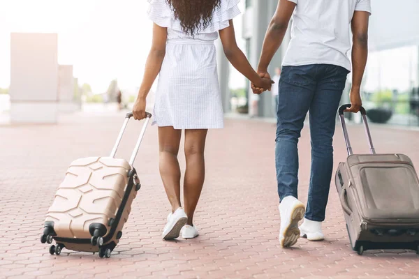 Viajeros africanos milenarios que van con equipaje al aeropuerto — Foto de Stock