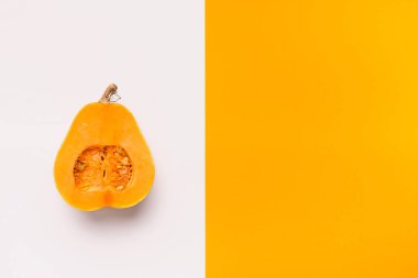 Farklı renklerde arka planda kabak yarısı