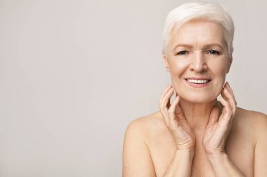 Çenesine dokunan çekici yaşlı kadının portresi