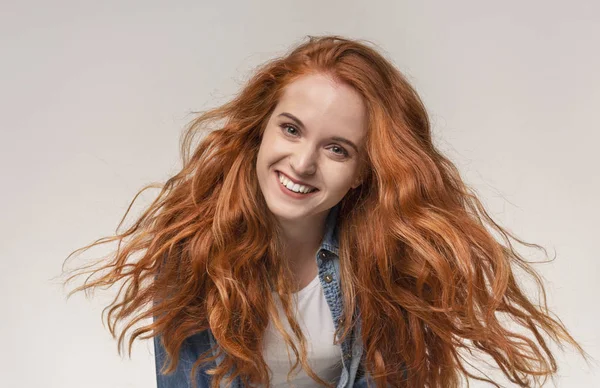 Gülümseyen güzel kızıl saçlı kızın closeup portresi — Stok fotoğraf