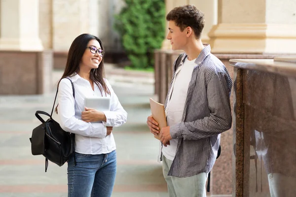 Casal de estudantes tendo pausa após as aulas e flertando — Fotografia de Stock